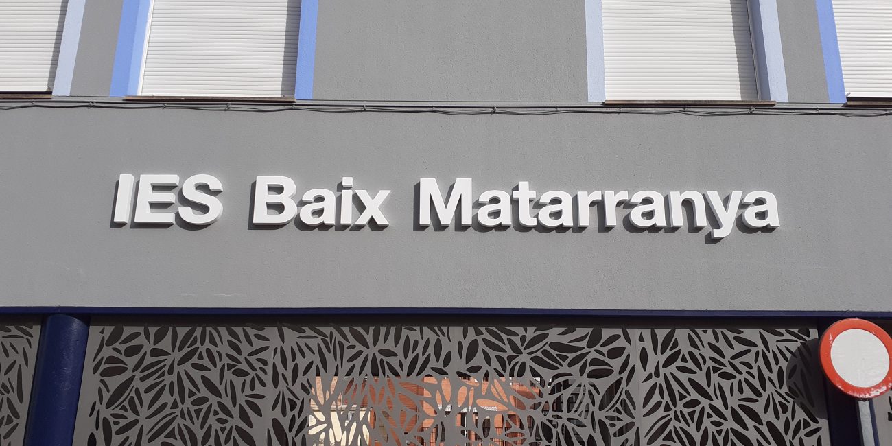 fabricación e instalación de rótulos en Maella